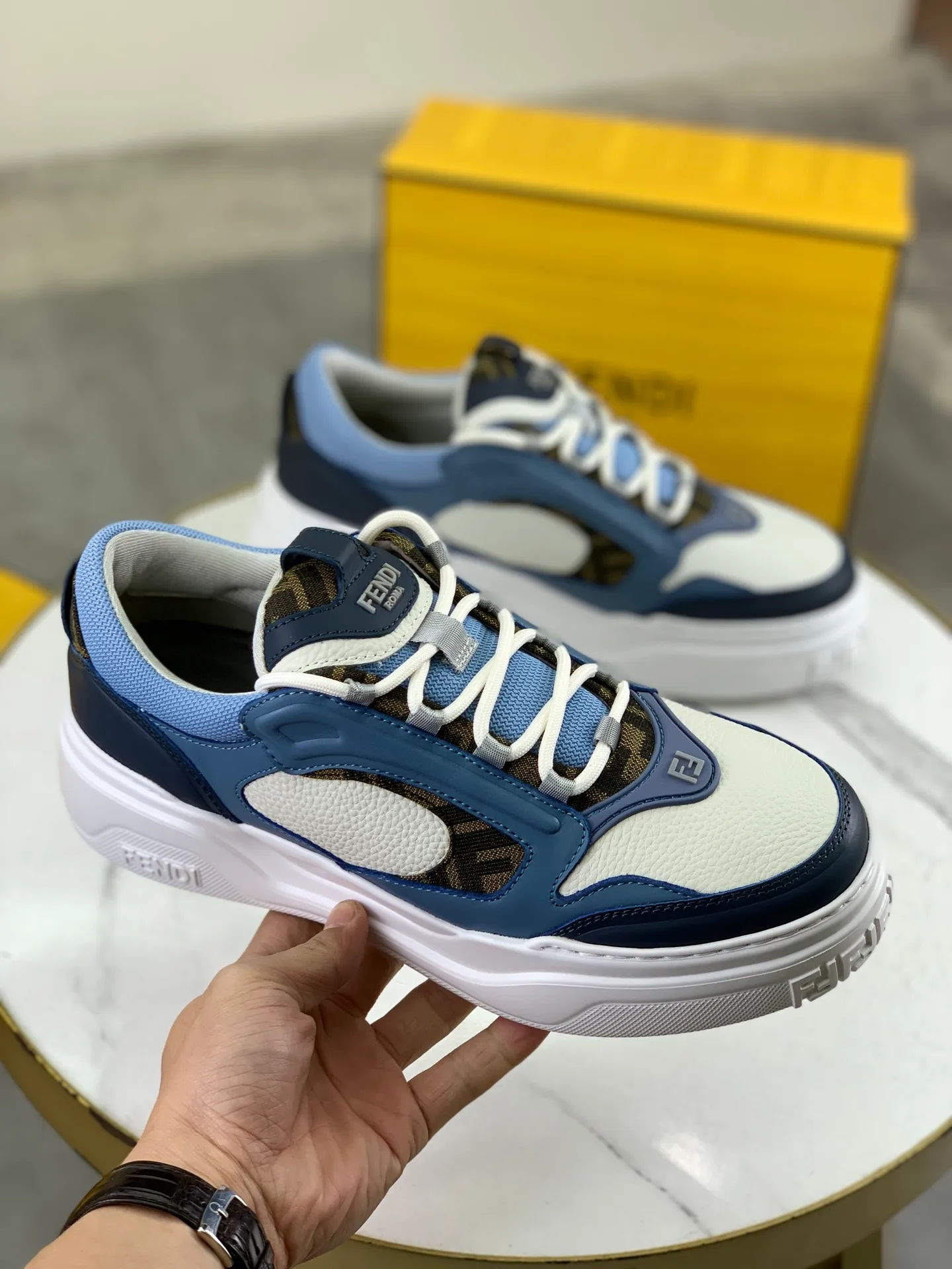 Men's men's shoes 💰P760 new style 💰💎💎💎 summer hot style [FENDI Fendi] top version 🆕New sneakers, wavy soles engraved with original words. Embossed Fendi Flow lettering on the heel. The upper is made of high-end calfskin and breathable materials. Original lining with tone-on-tone details decorated with innovative handcrafting techniques. Ultra-light and wear-resistant TPU and IP foam soles, overall lightweight and comfortable. Size:39-44 (38 45 can be customized)